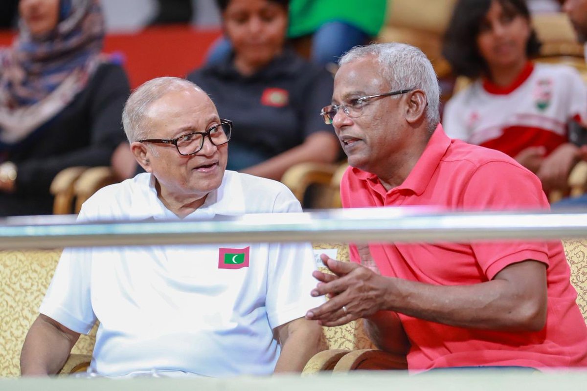 ކުޅިވަރުގެ ލައިފްޓައިމް އެޗީވްމަންޓް އެވޯޑާއެކު މައުމޫނުގެ ޝުކުރު ރައީސަށް