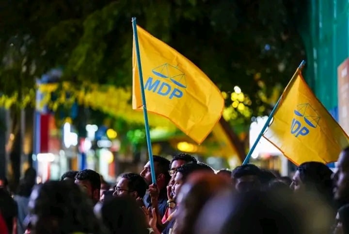 "އުޑުގައި ޖެހިފައި ބިމުގައި ޖެހުނަސް" ކުރިއަށް އޮތީ އިދިކޮޅުގެ ފުރިހަމަ ވެރިކަމެއް