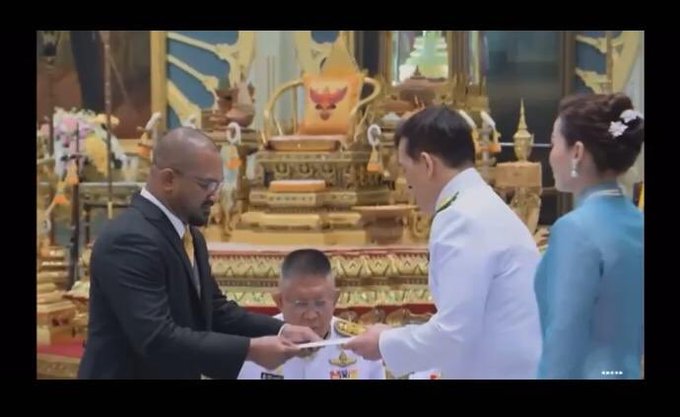 Ambassador Mohamed Jinah presenting his letter of Credence to His Majesty King Maha Vajiralongkorn Phra Vajiraklaochaoyuhua.