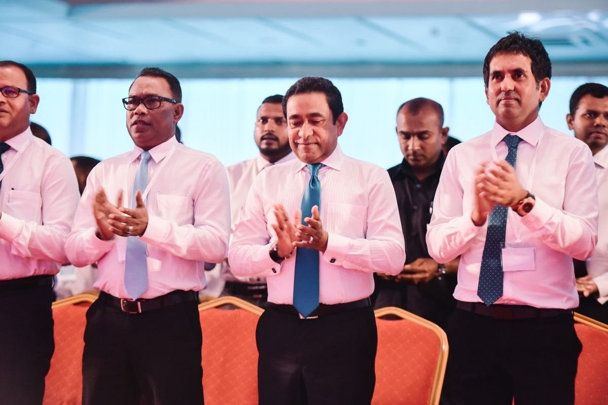 ރައީސް ޔާމިން ޕީޕިއެމް-ޕީއެންސީގެ ލީޑަރ ޝިޕްގެ އިސްބޭފުޅުންނާއެކު ޖަލްސާއެއްގައި ބައިވެރިވެވަޑައިގަންނަވަނީ