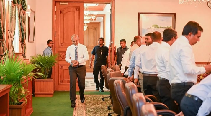 ކޮބާ އިންސާފު؟ ބުރަ މަސައްކަތުން ކިޔެވި ދަރިވަރުން ހާލުގައި، ބޮޑުންގެ ދަރީންނަށް ބޮޑު މުސާރަ!