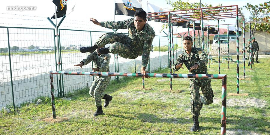 ސިފައިންގެ ތަމްރީނެއްގައި ހާލު ދެރަވި ދެ މީހަކަށް ފަރުވާދެނީ