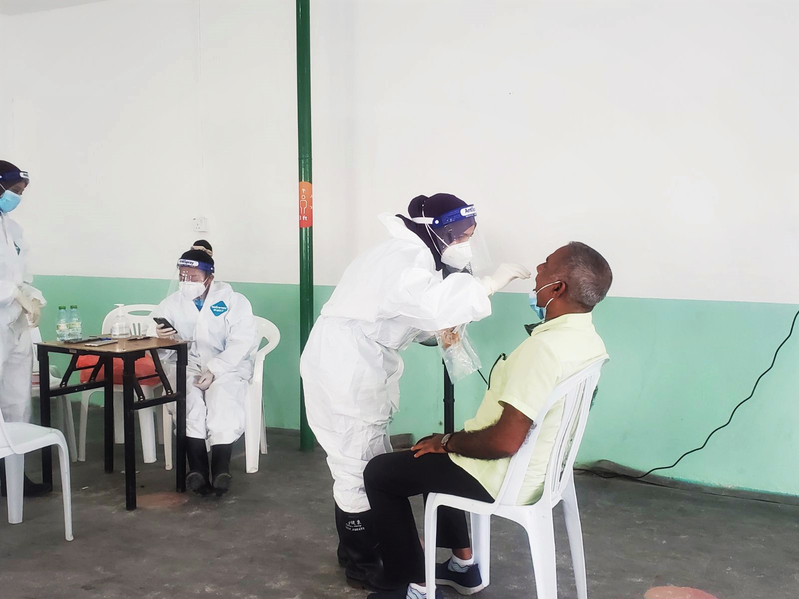 Sample taking for Covid testing in Male' City. Photo: Shah, Ras Online.