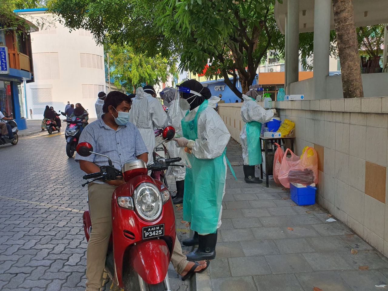 Random sample taking for Covid testing in Male' City. Photo: Shah, Ras Online.