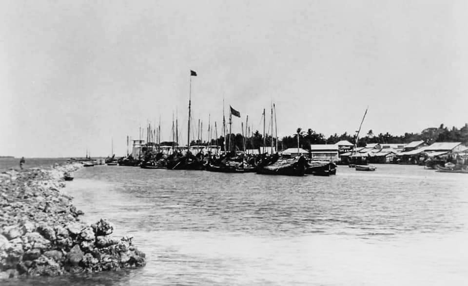 Northern harbour of the fortified town of Malé with part of the seawall visible. Photo by Alexander Agassiz, 1901