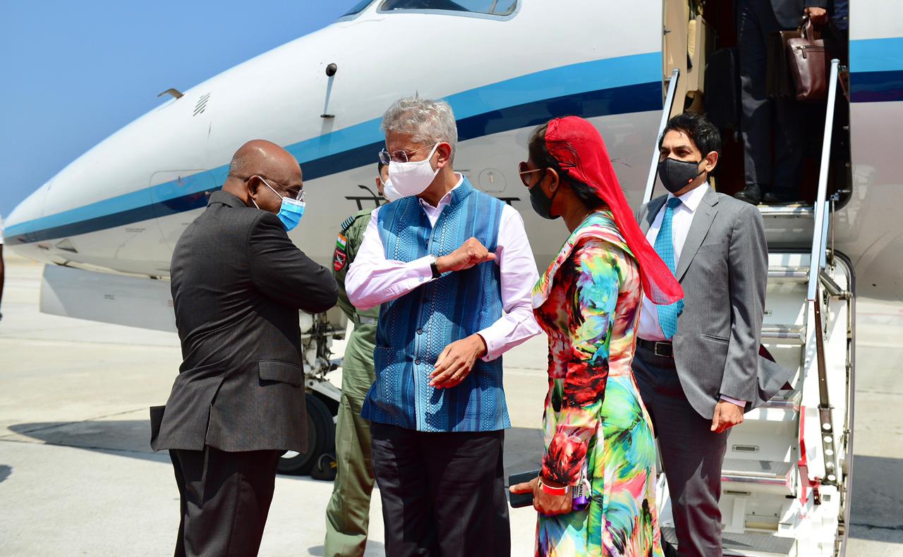 Minister of Foreign Affairs Abdulla Shahid receiving the Minister of External Affairs of India at Velana International Airport. Photo: Foreign Ministry.