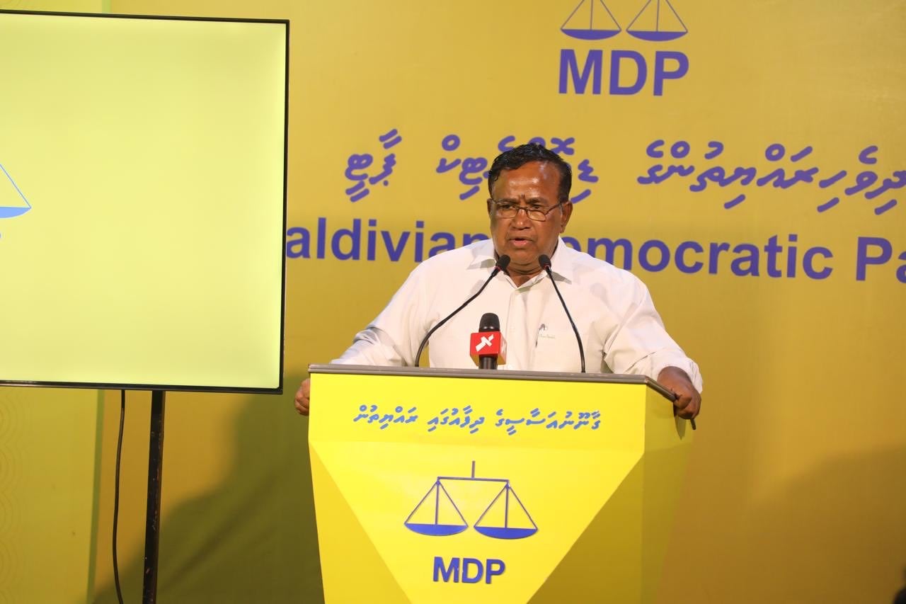 ދަރަނި ބޮޑުވާހަކަ ދައްކައިގެން ރައްޔިތުންނަށް ކަންކަން ކޮށްދިނުމަށް ސަރުކާރުން ދަނީ އުޒުރުވެރިވަމުން: ޣަފޫރު