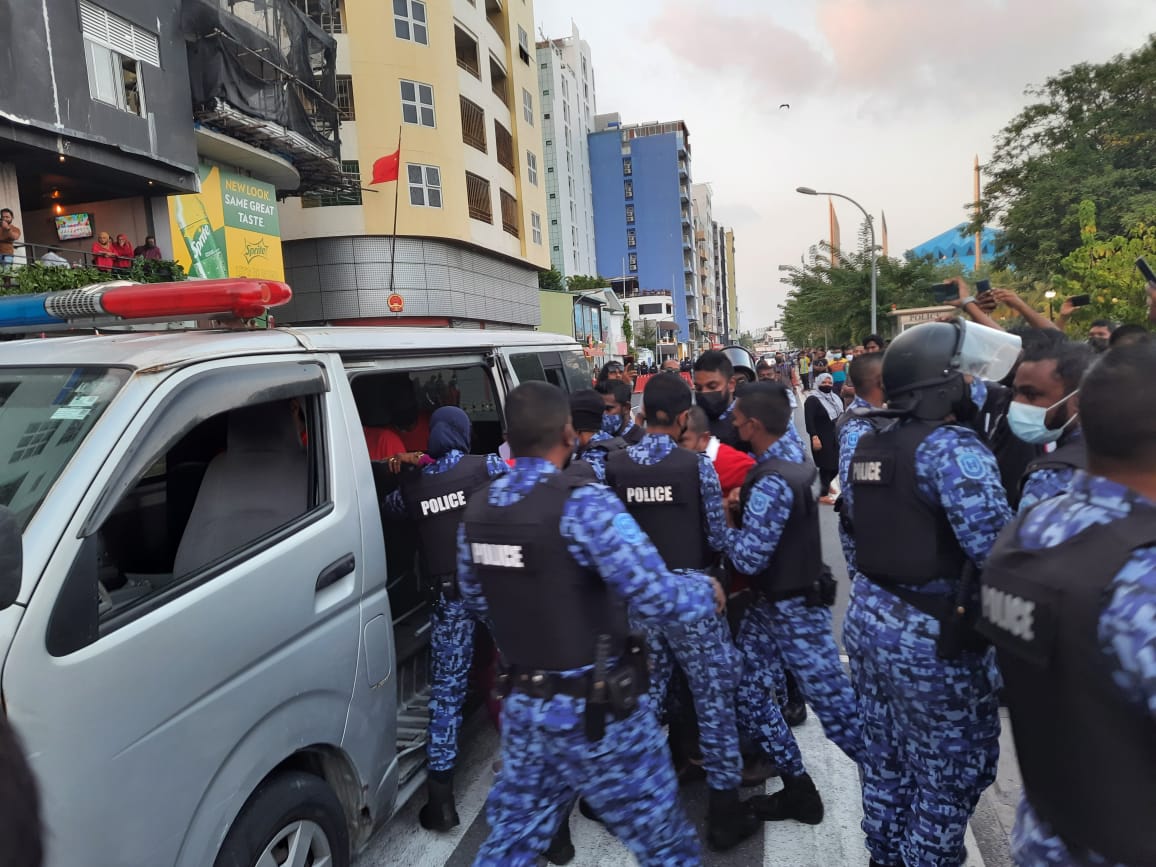 މުޒާހަރާގައި ފުލުހުންނަށް ހަމަލާދީ ދައުލަތުގެ މުދަލަށް ގެއްލުން ދޭކަމަށް ފުލުހުން ބުނެފި