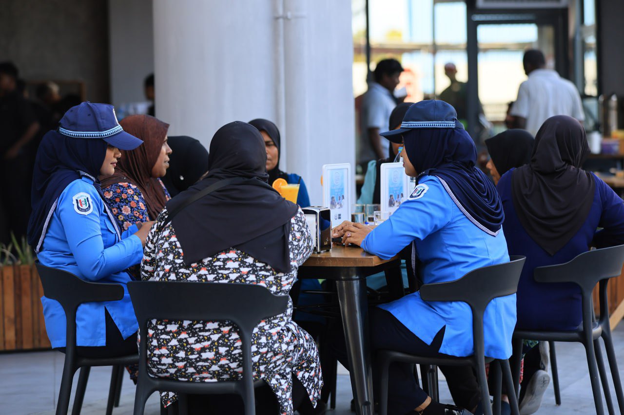 ފުލުހަކާއި އެކު ކޮފީއެއް ބޯލަން ކުރި އިންތިޒާރު ފެނަށް! ހަރަކާތް ފަސްކޮށްފި