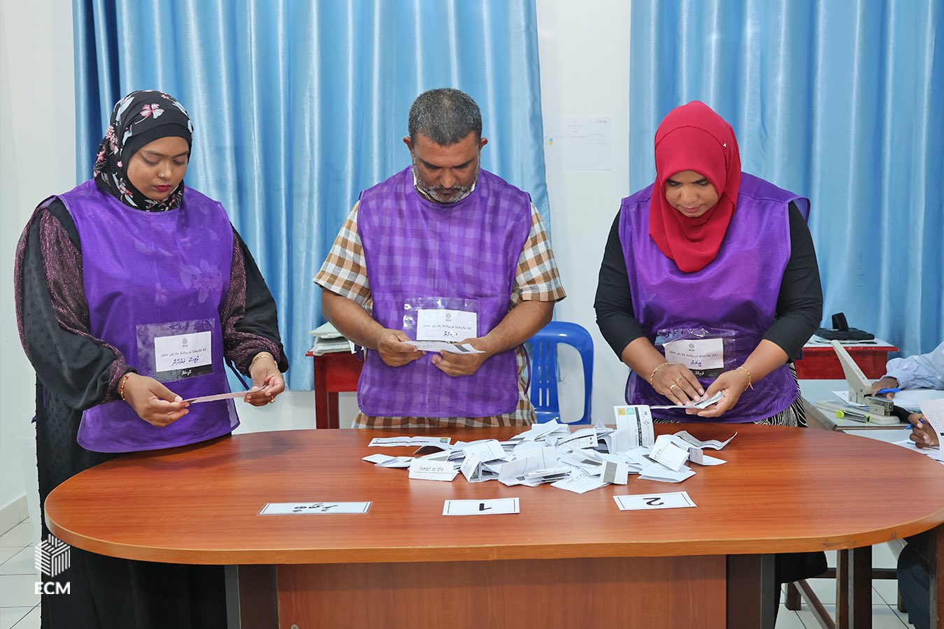 ޕާޓީތަކަށް މީހުން ވައްދާއިރު ހެކިވެރިން ސޮއިކުރަންޖެހޭނީ ފޯމުގެ ވެރިފަރާތުގެ ޙާޟިރުގައި: އީސީ