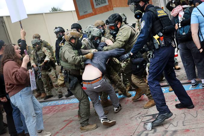 އެމެރިކާގައި ކުރާ މުޒާހަރާގައި 2000 އަށްވުރެ ގިނަ މީހުން ހައްޔަރު ކޮށްފި