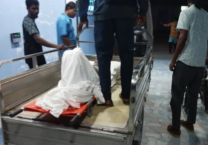 ފީއަލީގެ ސިއްހީ ޚިދުމަތް އޮތީ ބަގީއެއްގެ ފުރަގަހުގައި: އާންމުންގެ ނުރުހުން ސަރުކާރަށް!