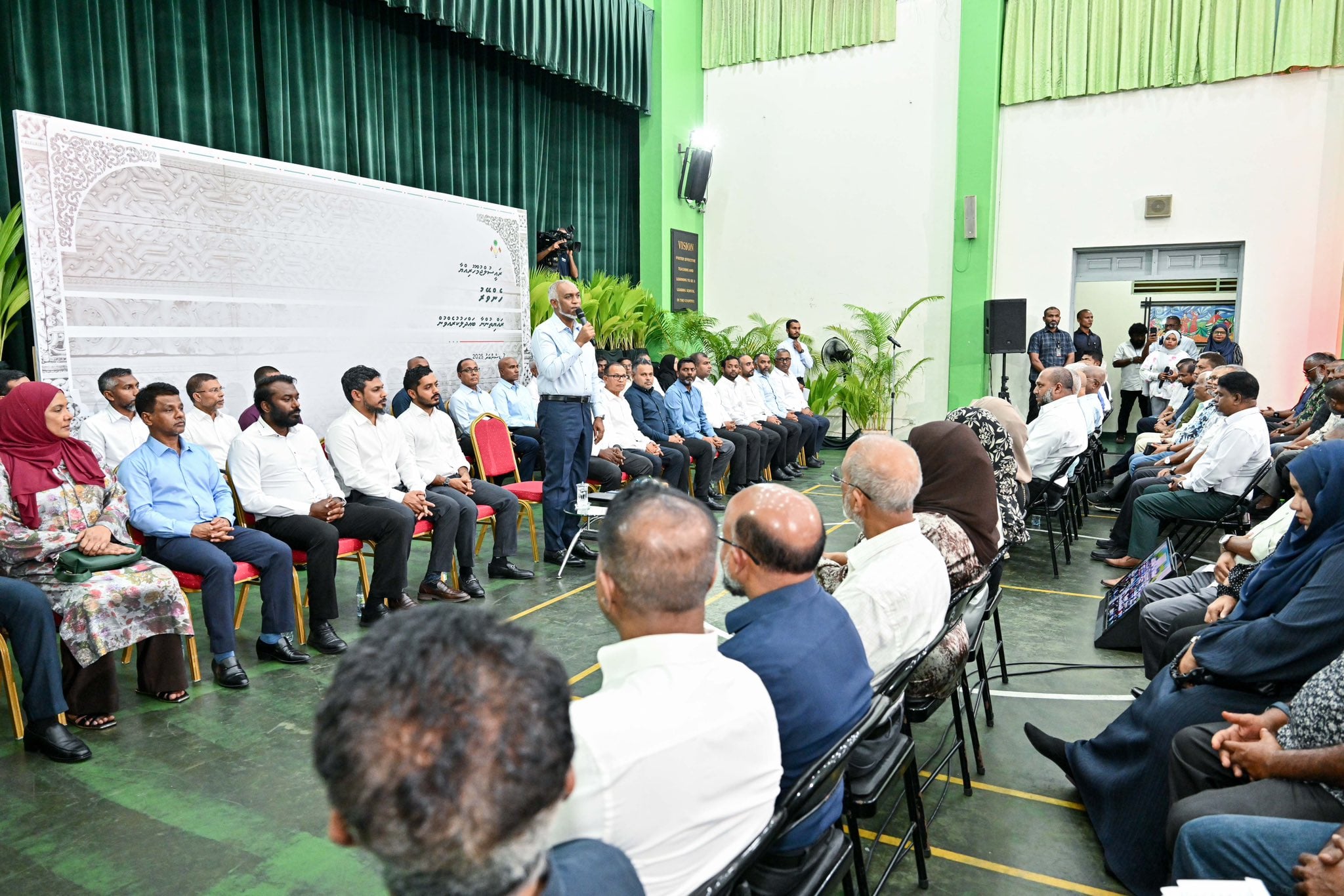 އަންނަ އަންގާރަ ދުވަހުގެރޭ ރައީސް މުޢިއްޒު ގަލޮޅު ރައްޔިތުންނާ ބައްދަލު ކުރަށްވަނީ