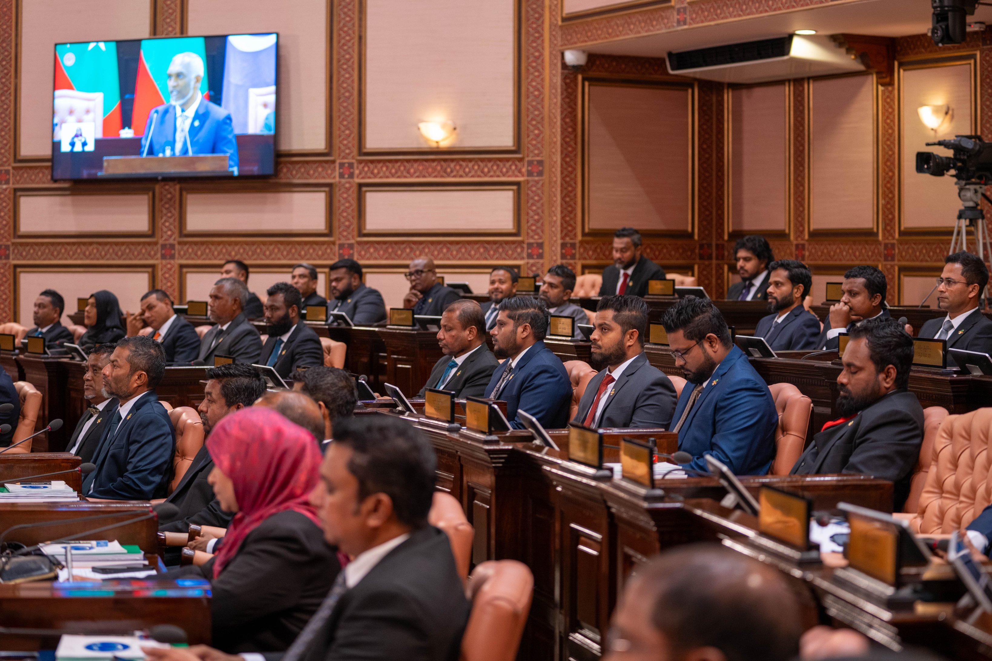 މަޖިލީހުގެ މެންބަރުން ހިމެނޭގޮތަށް މުއައްސަސާތަކުގެ ވެރިންގެ މުސާރަ ކުޑަނުކުރަން މަޖިލީހުން ފާސްކޮށްފި
