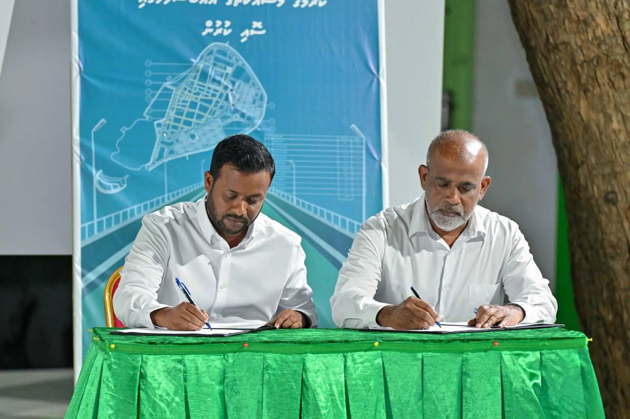 ދ. މީދޫގެ މަގުތައް ޒަމާނީ ފެންވަރަށް ތަރައްޤީ ކުރުމުގެ މަޝްރޫއުގައި ސޮއި ކުރުމުގެ ތެރެއިން- ފޮޓޯ: އާރްޑީސީ