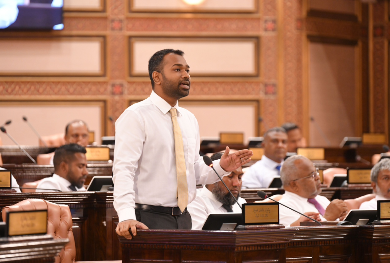 ރައީސް މުޢިއްޒަށް ރައްޔިތުންގެ އިތުބާރެއް ނެތް؛ ގާނޫނުތަކަށް ބަދަލު ގެންނަން މަޖުބޫރުވީ ބޭރުގެ އެހީ ނުލިބޭތީ: މީކާއީލް