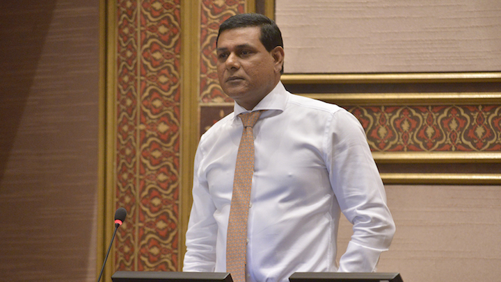 ސަން ސިޔާމްގެ ޕާސްޕޯޓް ހިފަހައްޓައިފި