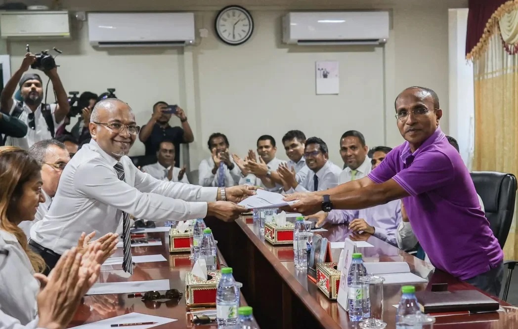 ޑިމޮކްރެޓްސް ރަޖިސްޓްރީކުރަން ހުށަހަޅައިފި