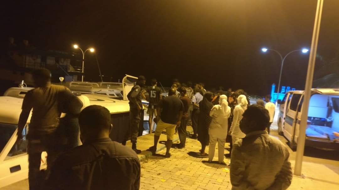 އަންހެންކުއްޖެއްގެ މައްސަލައިގައި ކުދިންތަކެއްގެ މެދުގައި ބޮޑު މާރާމާރީއެއް