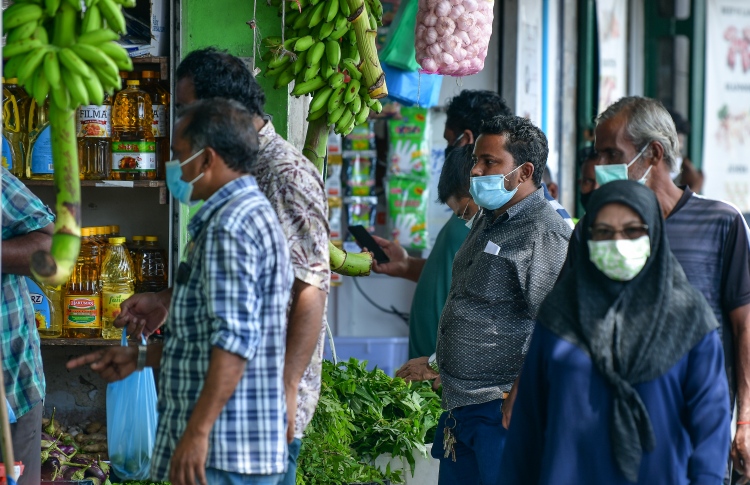 ބަޔަކު ފިހާރައަކުން ވިޔަފާރި ކުރަނީ: ރޯގާ ފެތުރުން ކޮންޓްރޯލް ކުރުމަށް އެޗްޕީއޭއިން އިލްތިމާސް ކުރަނީ ގައިޑްލައިންތަކާ އެއްގޮތަށް މާސްކް އެޅުމަށް