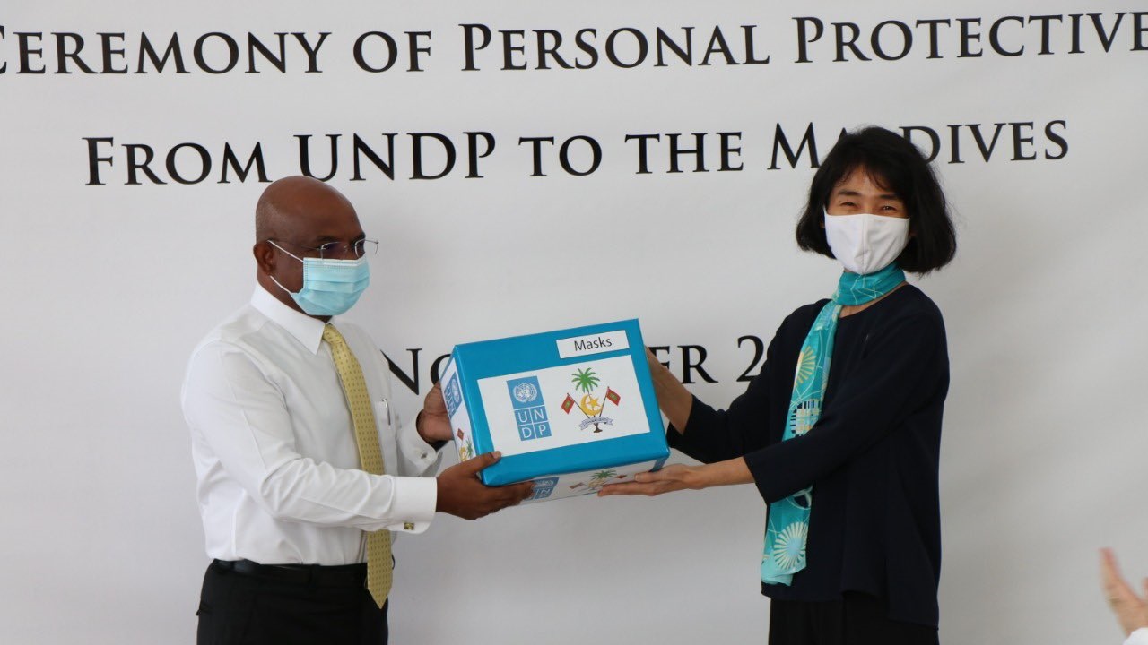 Ms. Akiko Fujii, UNDP Resident Representative in the Maldives handing over the donated PPE's to the Minister of Foreign Affairs, Abdulla Shahid, during the symbolic ceremony.