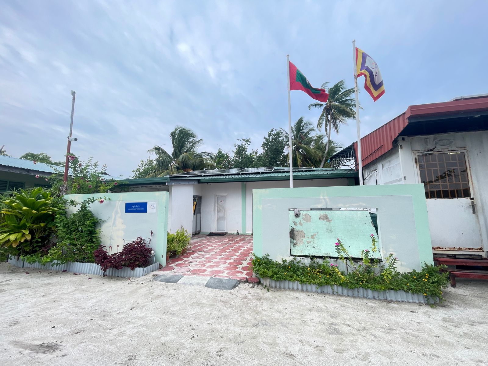 ރަކީދޫއަށް ކަރަންޓު ދެނީ ސޯލާ ޕެނަލުންނާއި ބެޓެރިން