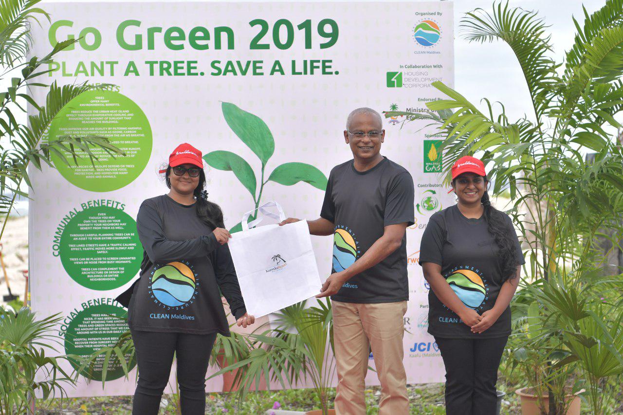 ރައީސް އިބްރާހީމް މުޙައްމަދު ޞާާާލިޙް، ގަސް އިންދުމުގެ ޕްރޮގްރާމެއް އިފްތިތާޙު ކޮށްދެއްވަނީ (ފޮޓޯ ރައީސް އޮފީސް)