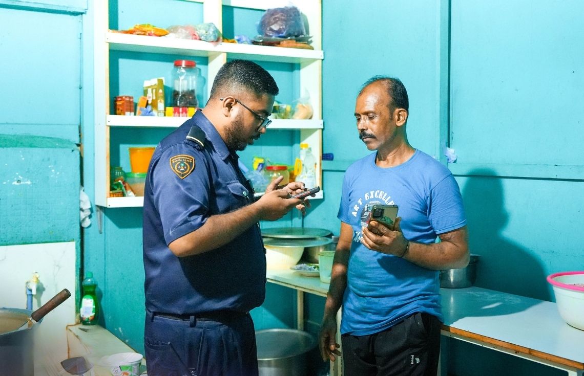 ފިހާރަތަކަކާއި ކެފޭތަކެއް ފާސްކޮށް، ބިދޭސީއަކު އަތުލައިގެންފި