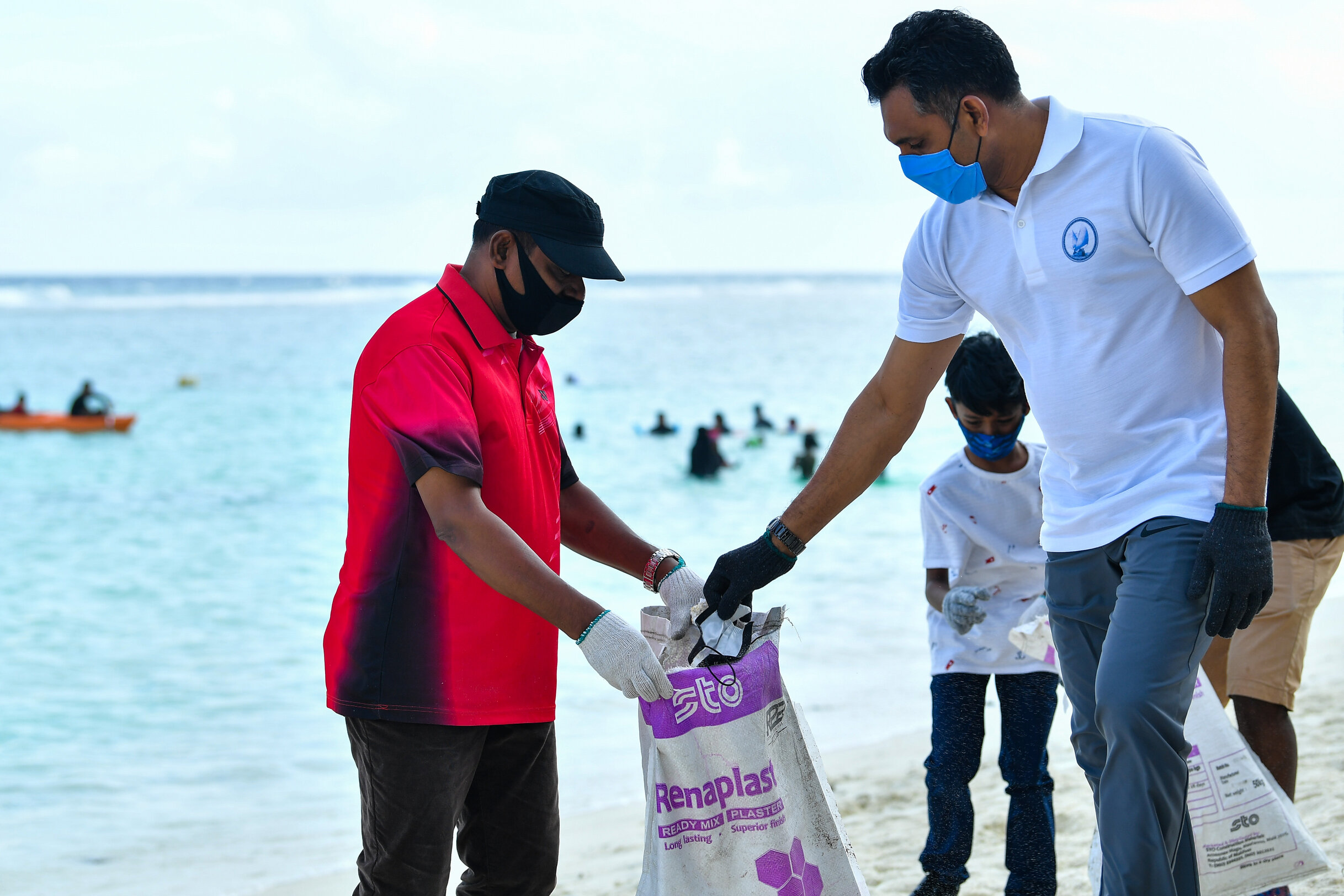 Vice President Faisal Naseem joining  the 'Saafu Hulhumalé' cleanup initiative. Photo: President's Office.