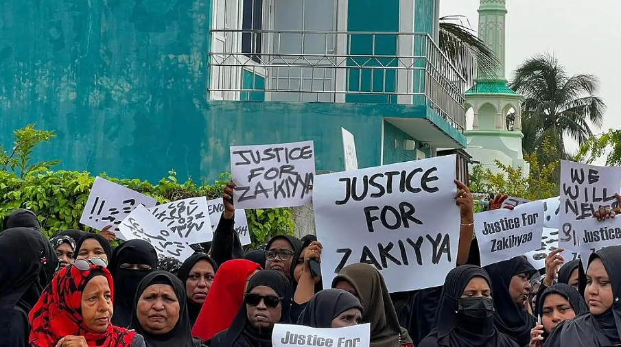 އިހުތިޖާޖެއްގެ ތެރެއިން ފުލުހަކަށް ހަމަލާ ދިން ދެމީހުން ހައްޔަރުކޮށްފި