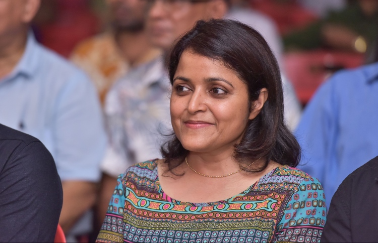 ދިވެހި ބަސް ނެތިދިޔަ ނުދިނުމަށް ޚާއްސަ އިސްކަމެއް ދޭންޖެހޭ: ޔުމްނާ