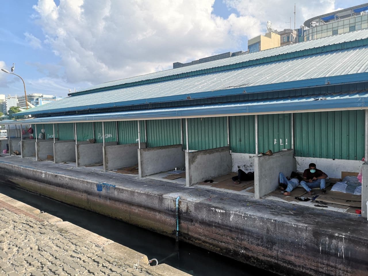 މާލޭ ތޮށިމަތީގައި މަސްބާނަން ހުރި މީހަކު ގަދަވަޔާއެކު މޫދަށް ވެއްޓި ނިޔާވެއްޖެ