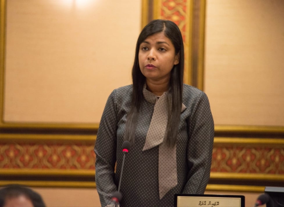 ބޭރު ސިފައިން ތިބިކަމަށް ބަލާނީ މަގުމަތީ ބަޑިހިފައިގެން އުޅެންޏާ: ރޮޒައިނާ