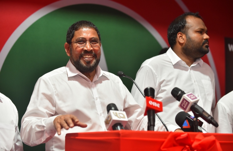 ޖުމްހޫރީ ޕާޓީގެ ލީޑަރ ޤާސިމް އިބްރާހިމް (ވ). ޖުމްހޫރީ ޕާޓީގެ ރައީސް ޢަލީ ވަޙީދު (ކ).