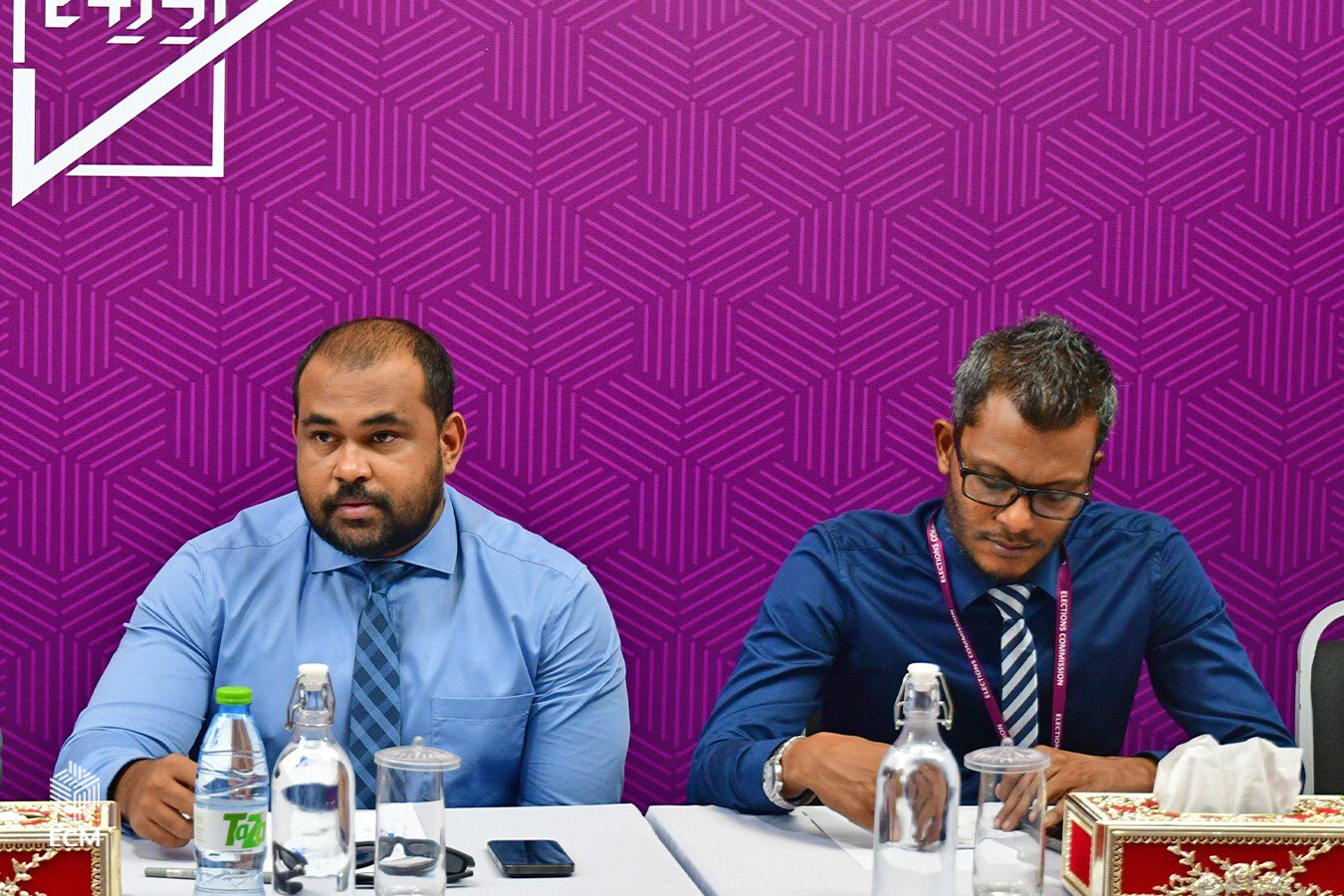 އީސީގެ ނައިބު ރައީސް ނަޝާތު (ވ) އަދި އެސްޖީ ޙަސަން ޒަކަރިއްޔާ (ކ)