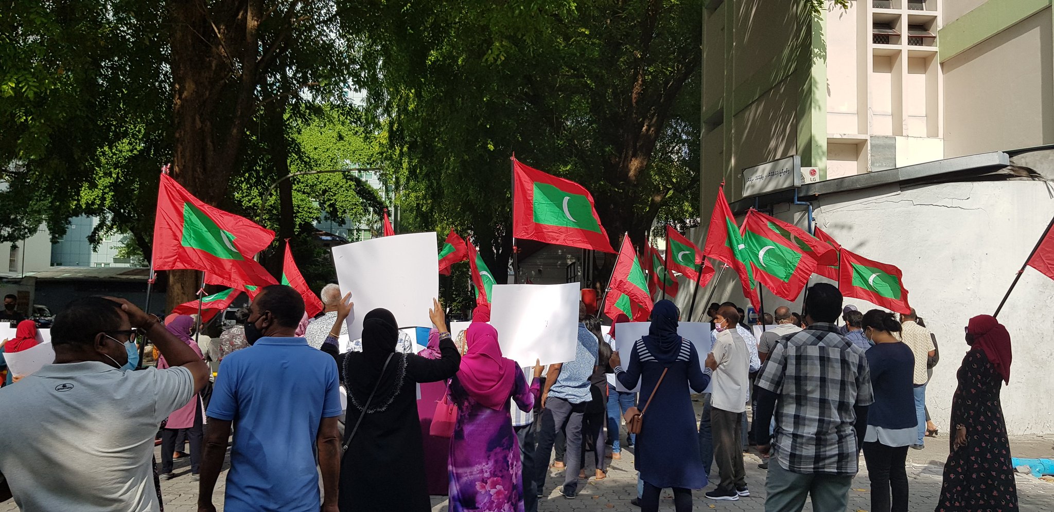 މަޖިލިސް ކައިރީގައި އިދިކޮޅު ކޯލިޝަނުން އިހުތިޖާޖު ކުރަނީ