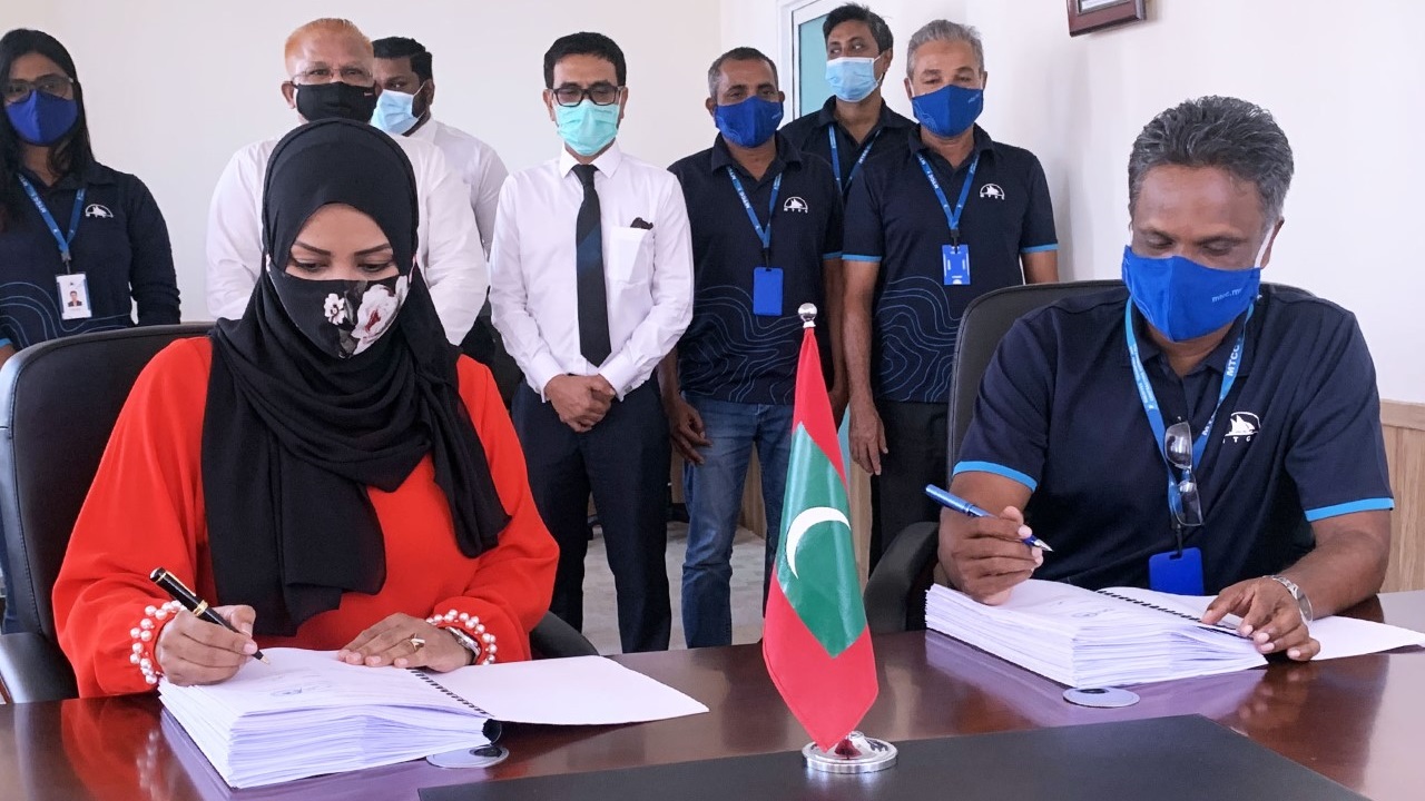 ހއ.ހޯރަފުށީ އެއަރޕޯޓުގެ ޕަސެންޖަރ ޓަރމިނަލާއި، ފަޔަރ ބިލްޑިންގ ޤާއިމުކުރުމަށް ބޭއްވި ސޮއި ކުރުމުގެ ރަސްމިއްޔާތު