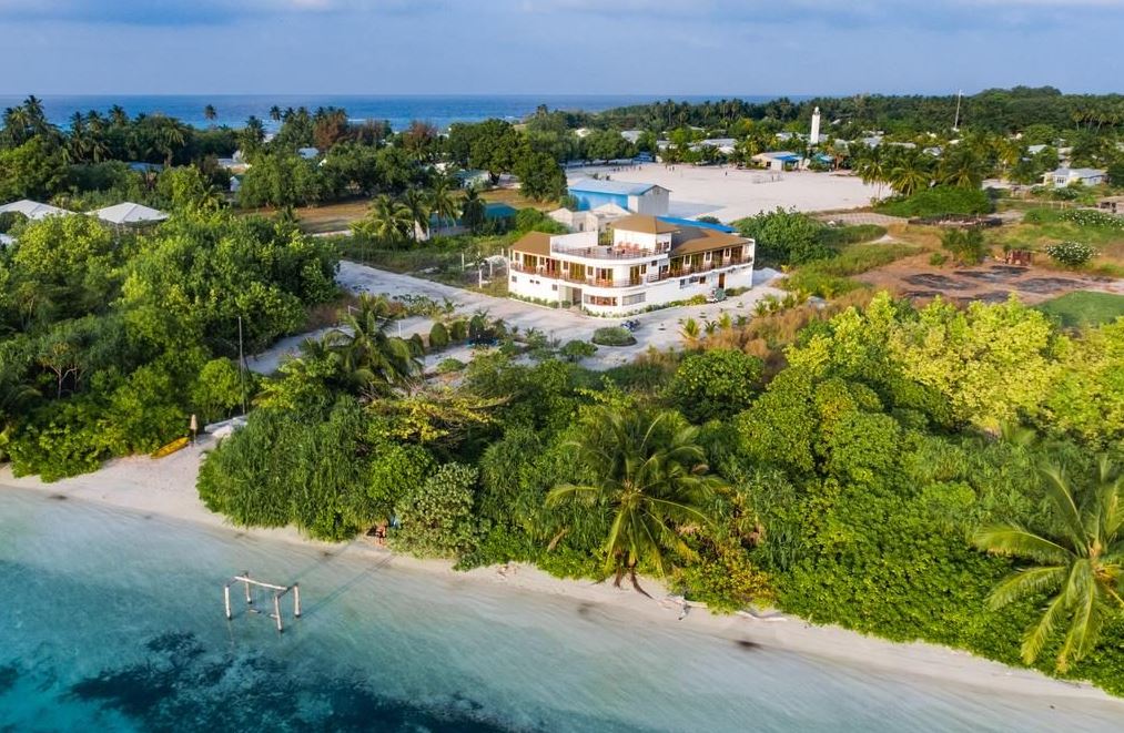 އެއް ޖިންސުން ގުޅުން ހިންގަން މެސެޖުކުރާ ޓީޗަރު ޑީޕޯޓްކުރަނީ