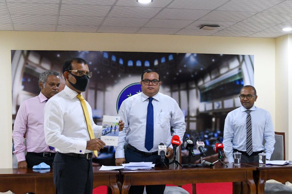 ރައްޔިތުންގެ މަޖިލީހުން ފުލުހުންގެ ގާނޫނާއި ގުޅޭ ބުކްލެޓެއް ރައީސް ނަޝީދު ނެރެދެއްވަނީ