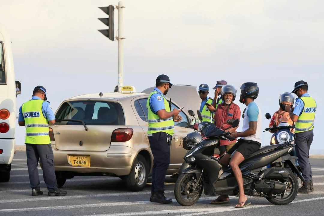 ޗެކް ޕޯސްޓަކުން ފުލުހުން ހިފެއްޓި ފުލުހަކު މާރާމާރީ ހިންގުމުން ހައްޔަރުކޮށްފި