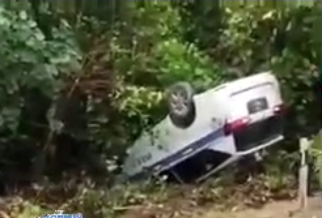 ފުލުހުންގެ ވެހިކަލެއް ކޮންޓްރޯލުން ނެއްޓި ފުރޮޅާލައިފި