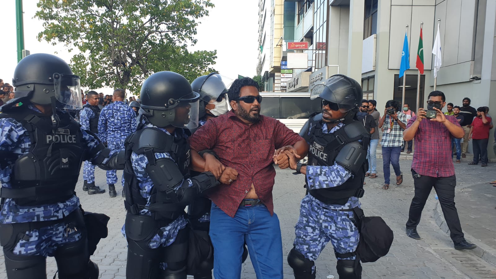 އިދިކޮޅު މުޒާހަރާއިން 11 މީހަކު ހައްޔަރުކުރި: ފުލުހުން