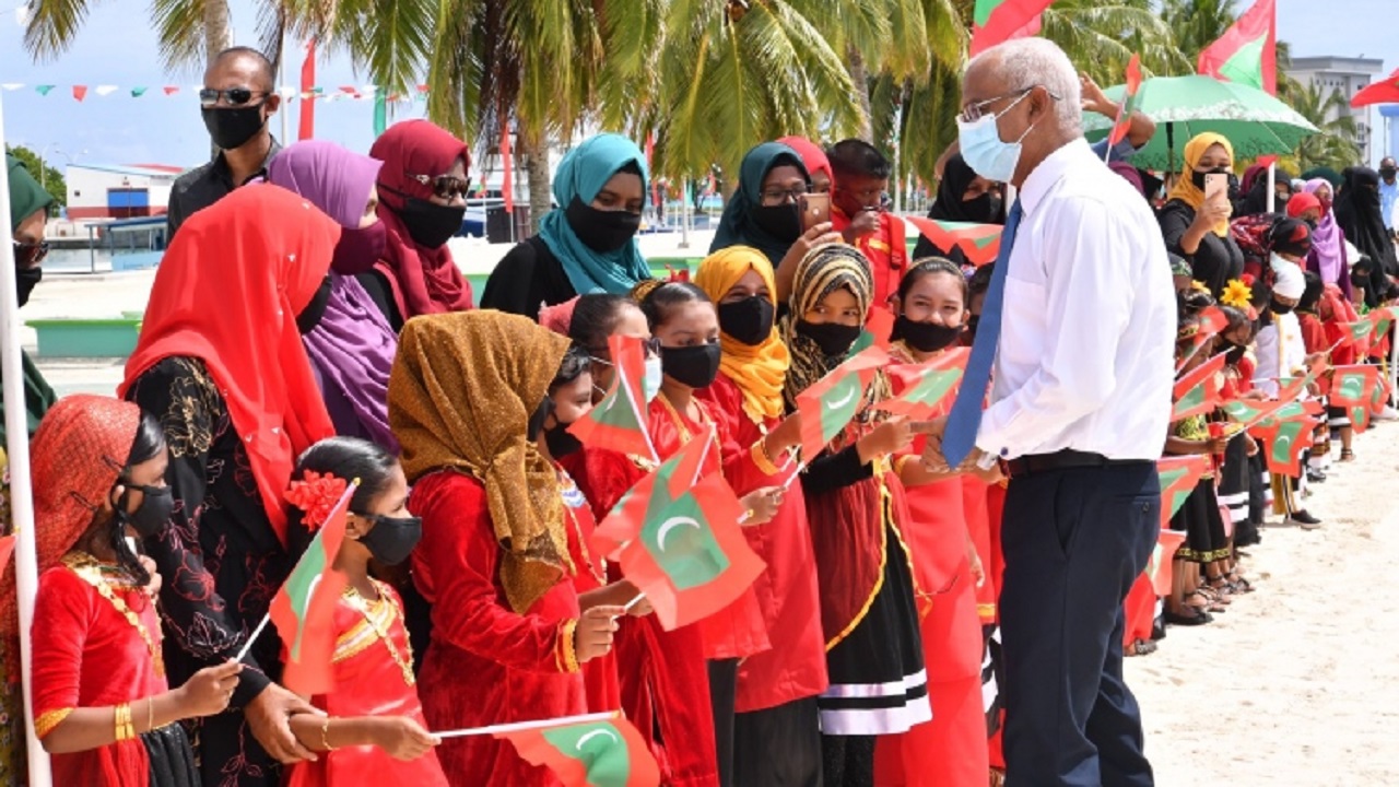 ހޯރަފުށީ އެއަރޕޯޓު ހުޅުވުމަށް ރައީސް ޞޯލިޙް ކުރެއްވި ދަތުރުގައި ސްކޫލް ދަރިވަރުން މަރުޙަބާ ދަންނަވަނީ