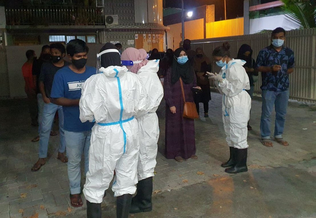 Sample taking for Covid-19 testing in Male' City. Photo: Shah, Ras Online.