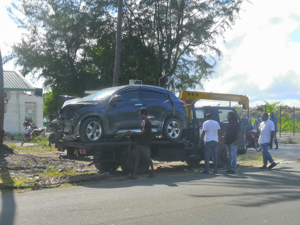 އައްޑޫ ސިޓީ ލިންކް ރޯޑްގައި ދުއްވި ކާރެއް ރުކަކަށް އަރައި ދެމީހަކަށް އަނިޔާވެއްޖެ