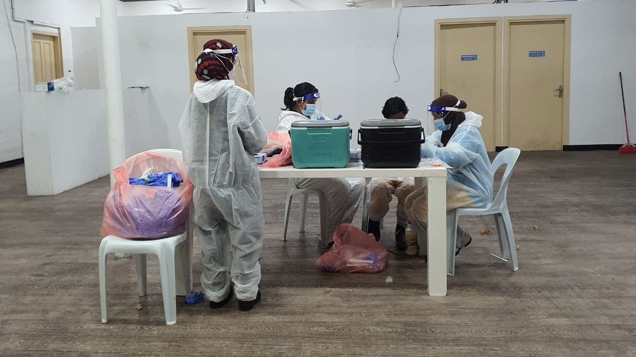 ކޯވިޑް ވެކްސިން ޖެހުން ކުރިޔަށްދަނީ (ރަސް ފޮޓޯ: ޝާޙް)