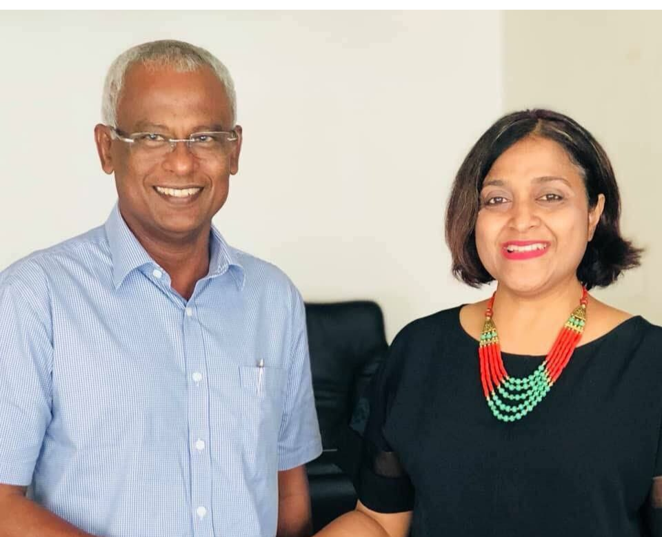 ކ-ވކުރީގެ ފޮރިން މިނިސްޓަރު ދުންޔާ މައުމޫން އާއި ރައީސް ސޯލިހް ސަލާމްކުރައްވަނީ