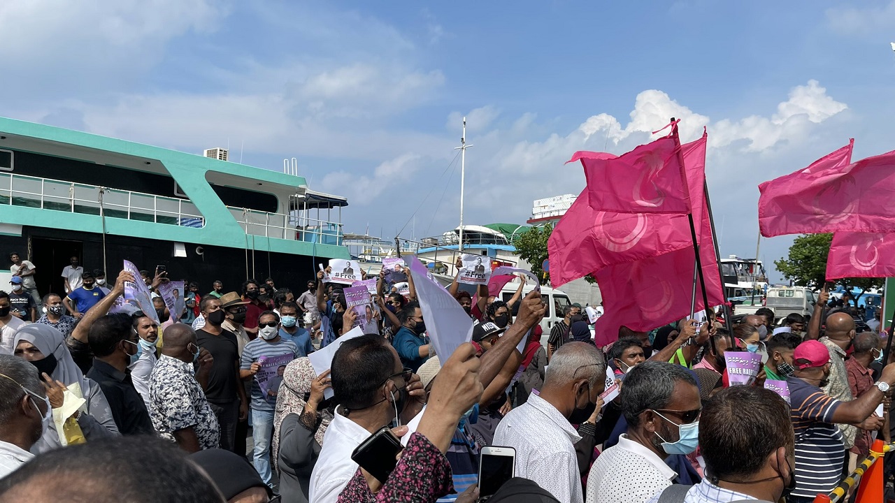 އިދިކޮޅު ޕީޕީއެމުން އިންސާފު ހޯދުމަށް މިއަދު ކޯޓު ކައިރީ ކުރި އިޙްތިޖާޖް