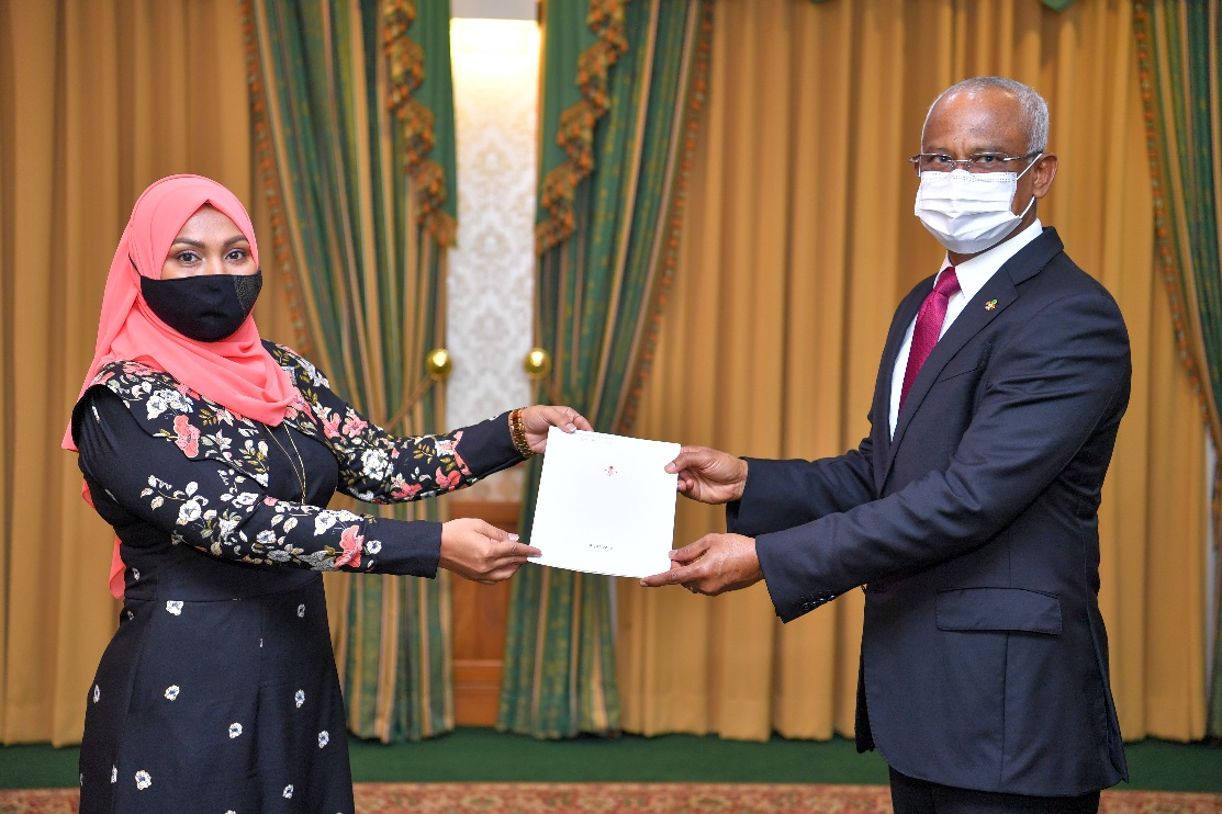 President Ibrahim Mohamed Solih presenting Shifla with the Letter of Appointment. Photo: President’s Office.