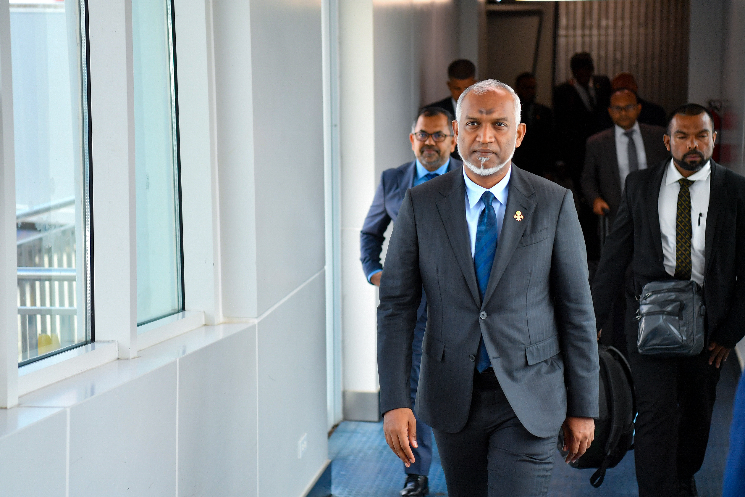 ރައީސް މުޢިއްޒު އިނގިރޭސިވިލާތަށް ފުރާވަޑައިގެންފި